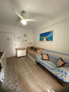 ein Wohnzimmer mit einem Bett und einem Sofa in der Unterkunft Casa Vacanza Giardini Naxos Taormina MIRANAXOS in Giardini-Naxos