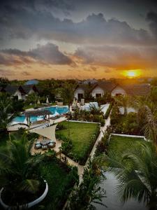 een luchtzicht op een resort met een zwembad bij Zen Boutique Resort in Jambiani