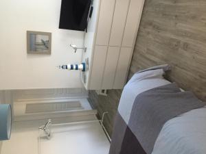 a small room with a bed and a bathroom at Cosy's'Plage in Kerderff