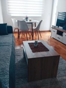 Uma televisão e/ou sistema de entretenimento em Ana Kraljevo