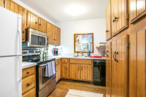 una cocina con armarios de madera y fregadero en 3A Grouse Glen home en Vail