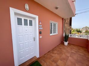 uma porta branca num quarto com uma varanda em BARU em La Laguna