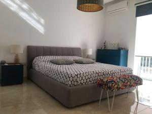 um quarto com uma cama e um armário azul em Champagne Supernova Penthouse em Santa Vennera