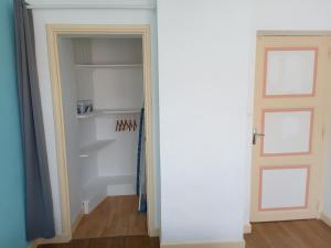 Una puerta que conduce a un armario con un armario en Appartement paisible - cœur de ville, en Le Creusot