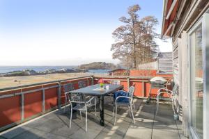 patio con mesa y sillas en el balcón en Langeby Camping en Sandefjord