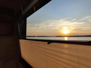 - une vue sur l'océan depuis la fenêtre d'un bateau dans l'établissement Przystań nad zatoką - Osada, à Lubieszewo