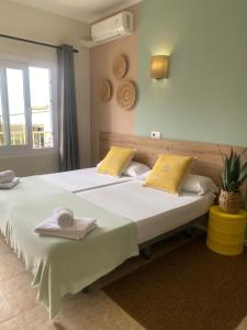 ein Schlafzimmer mit 2 Betten und Handtüchern darauf in der Unterkunft Hostal Playa de Palma in Playa de Palma