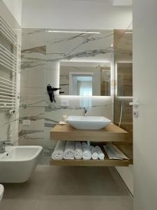 y baño con lavabo, espejo y bañera. en Room Corso 219, en Montesilvano