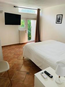 een slaapkamer met een bed en een flatscreen-tv bij Apulian Way in Torre Pelosa
