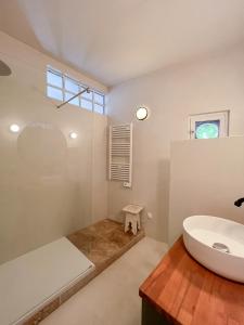 bagno con lavandino, vasca e servizi igienici di Gite des Augustins a Sancerre