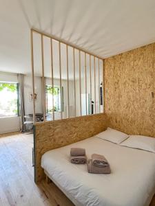 una camera da letto con un letto e due asciugamani di Gite des Augustins a Sancerre