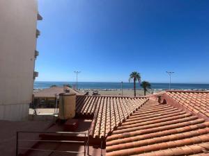 un toit d'un bâtiment avec la plage en arrière-plan dans l'établissement primera linea playa rincon de la victoria, à Rincón de la Victoria