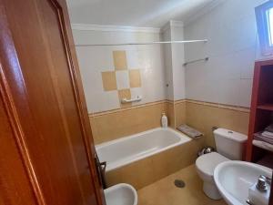 La salle de bains est pourvue d'une baignoire, de toilettes et d'un lavabo. dans l'établissement primera linea playa rincon de la victoria, à Rincón de la Victoria
