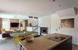 eine Küche und ein Wohnzimmer mit einem Tisch und Stühlen in der Unterkunft Villa One Way in Banjole