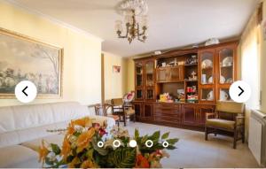 two images of a living room with a white couch at LA VILLA in Villarrín de Campos