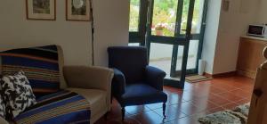 MindeにあるParreirais dos Moquinhosのリビングルーム(椅子2脚、ソファ付)