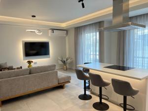 プレベザにあるComfort houseのソファとテーブルのあるキッチンとリビングルーム