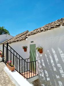 Casa blanca con puerta verde y balcón en Finca Tranquilidad en Iznájar