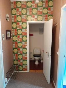 een kleine badkamer met een toilet in een kamer bij Ugglebo, stuga in Nauvo