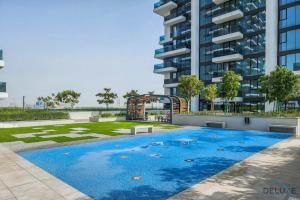 Bazén v ubytování Sunlit 1BR at Al Kifaf 1 Residences West Bur Dubai by Deluxe Holiday Homes nebo v jeho okolí