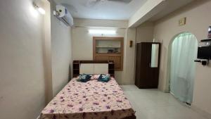 布達巴地的住宿－Casa de Sanchi，一间卧室配有一张带鲜花毯子的床