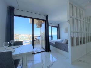 Ένα ή περισσότερα κρεβάτια σε δωμάτιο στο Aloha Playa Deluxe WiFi Swimming Pools & Parking +42 φωτογραφίες