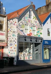 um edifício com um mural ao lado em Croft Tiger em Bristol