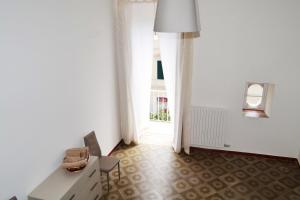 トラーニにあるB&B Venti del Sudの白い部屋(テーブル、窓付)