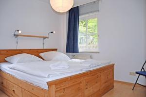 Postel nebo postele na pokoji v ubytování ruhig gelegenes Appartementhaus mit Balkon SA