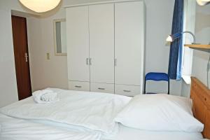 Postel nebo postele na pokoji v ubytování ruhig gelegenes Appartementhaus mit Balkon SA