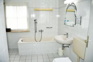Koupelna v ubytování ruhig gelegenes Appartementhaus mit Balkon SA