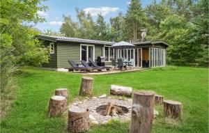 LumsåsにあるStunning Home In Hjby With 3 Bedrooms, Sauna And Wifiの庭の火炉のある家