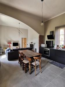 a living room with a table and a couch at Curt da Beta - Casa vacanze con giardino in Corte del XVIII secolo in Malnate