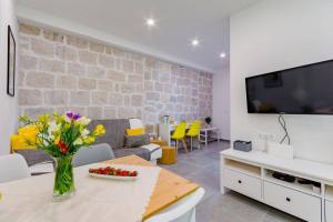 een woonkamer met een vaas met bloemen op een tafel bij Apartment Mia in Split