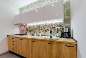 een keuken met een spoelbak en een aanrechtblad bij Apartment Mia in Split