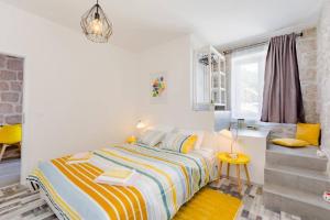 een witte slaapkamer met een bed en een raam bij Apartment Mia in Split