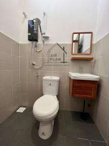 een badkamer met een toilet en een wastafel bij Port Dickson 3BR Cozy Muji Home - 3 Mins to Beach in Port Dickson