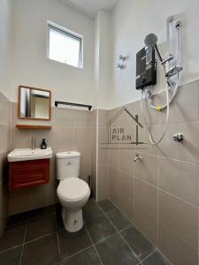 een badkamer met een toilet, een douche en een wastafel bij Port Dickson 3BR Cozy Muji Home - 3 Mins to Beach in Port Dickson