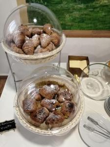 dos cestas de donuts sentadas sobre una mesa en Hotel Ristorante Le Querciolaie dei Ricci, en Fonteblanda