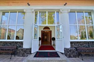 - une entrée pour un bâtiment doté de grandes fenêtres dans l'établissement Svatojansky Kastiel, à Liptovský Ján