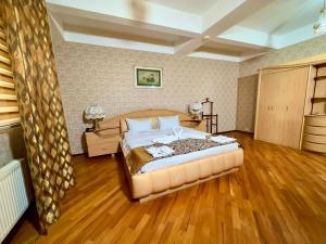 Nur Hotel Sea View tesisinde bir odada yatak veya yataklar