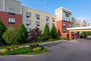 un estacionamiento frente a un edificio en TownePlace Suites Buffalo Airport en Cheektowaga