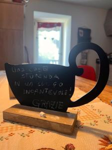 a black coffee cup with writing on it on a table at Nellali in Gressan