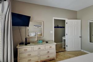 een slaapkamer met een dressoir en een televisie. bij Sandpiper Cove 9224 in Destin