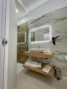 y baño con lavabo y espejo. en Room Corso 219, en Montesilvano