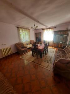 sala de estar con mesa y sillas en MyhomeIsYourhome, en Hors