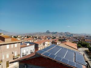 una città con pannelli solari in cima ai tetti di Milena CL, Appartamento terzo piano via G Matteotti 9, senza ascensore a Milena