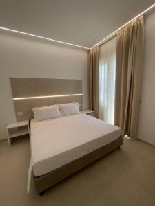 una camera con un grande letto e una finestra di Room Corso 219 a Montesilvano