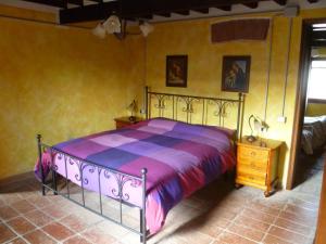 Casolare Fratina : غرفة نوم مع سرير وخزانة في غرفة