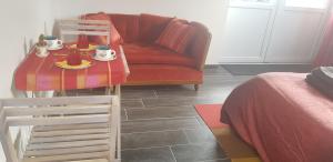 - un salon avec un canapé rouge et une table avec de la nourriture dans l'établissement L Hyppo Camp', à Oye-Plage